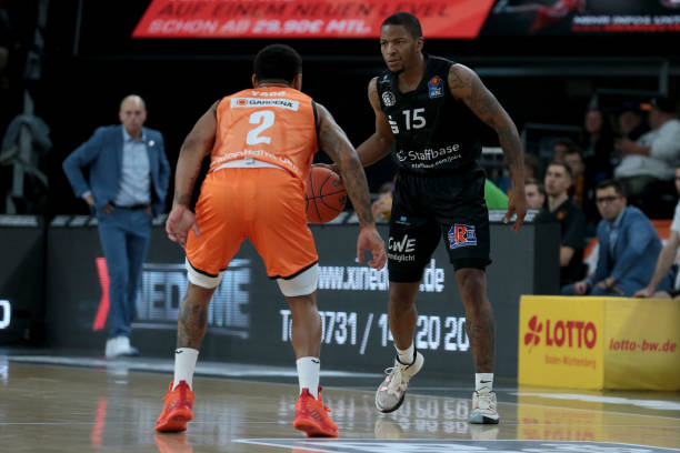 键时刻挺身 键时刻挺身